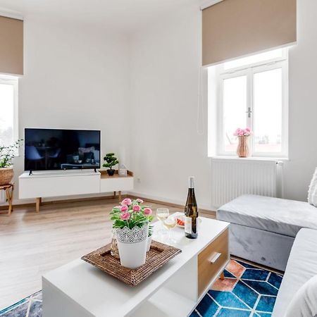 Modern, Bright And Spacious Apartment Прага Экстерьер фото
