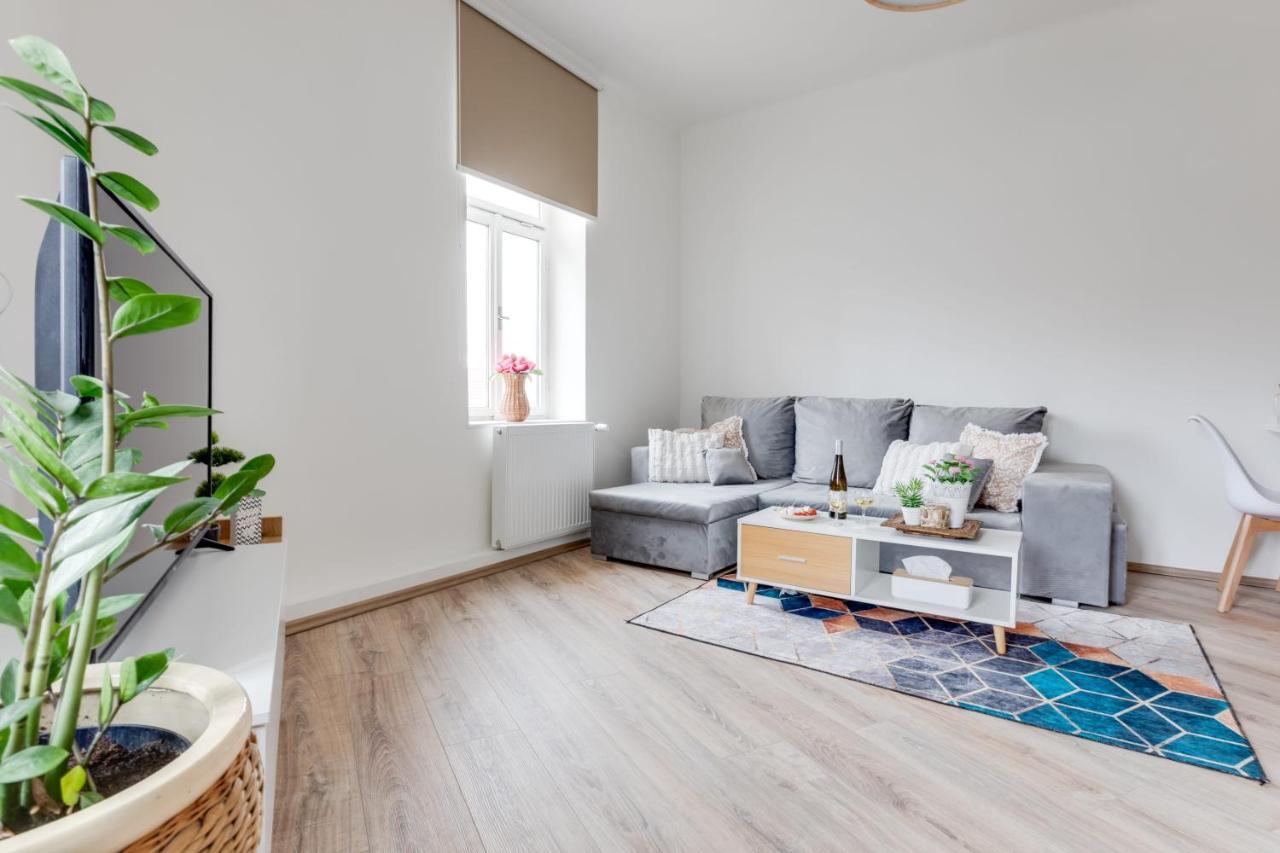 Modern, Bright And Spacious Apartment Прага Экстерьер фото