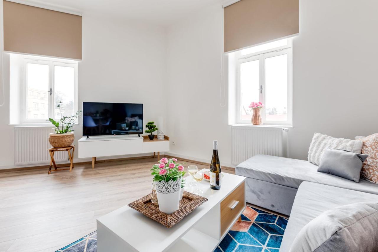 Modern, Bright And Spacious Apartment Прага Экстерьер фото
