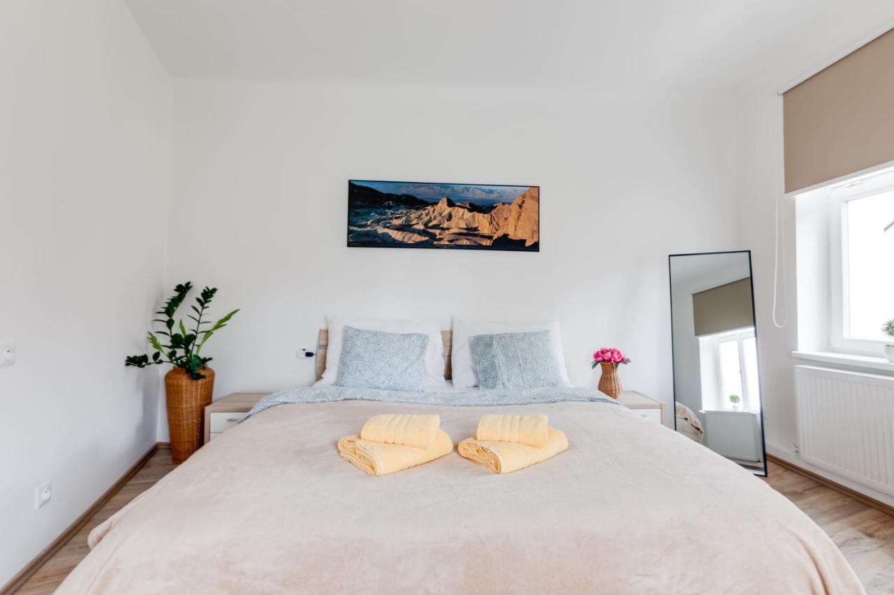 Modern, Bright And Spacious Apartment Прага Экстерьер фото