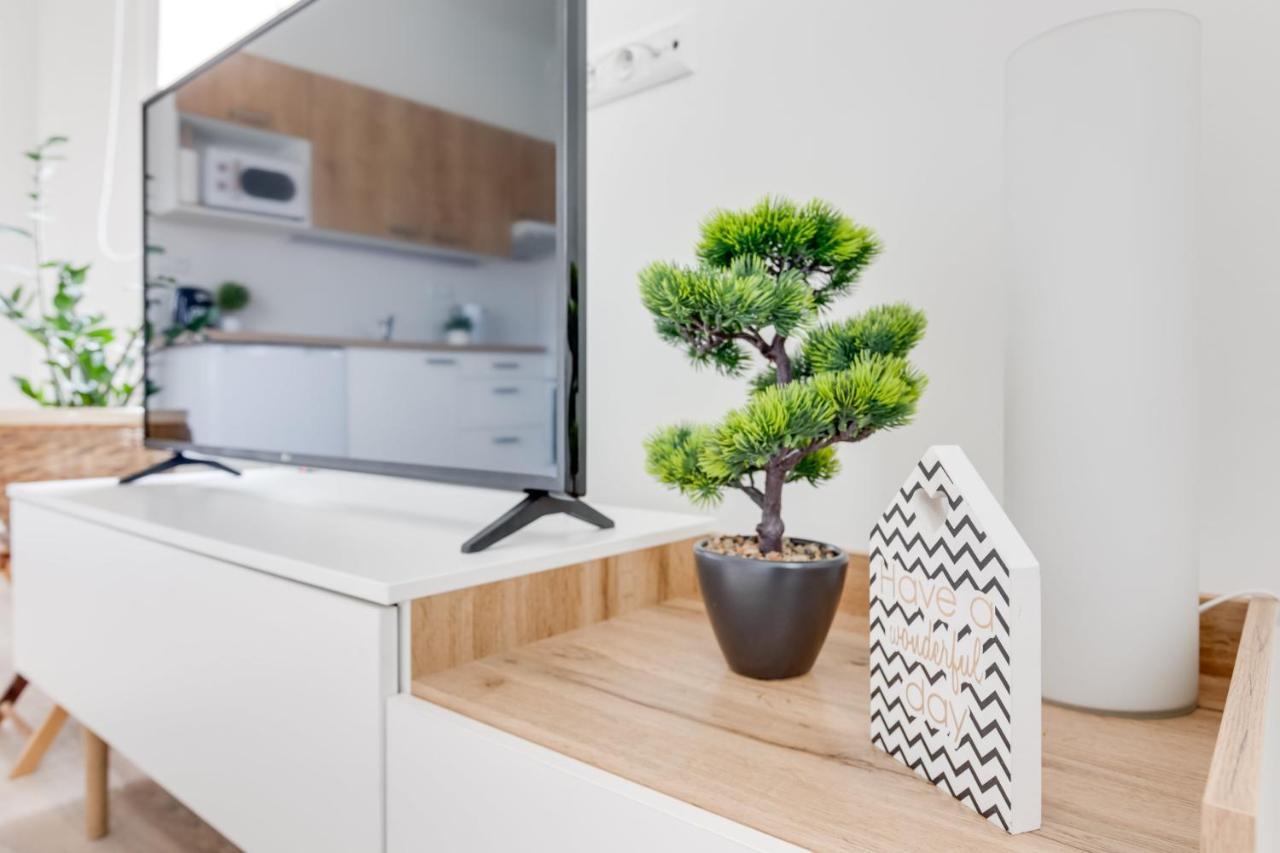 Modern, Bright And Spacious Apartment Прага Экстерьер фото